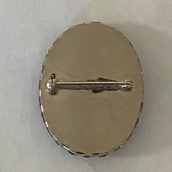 VINTAGE CAMEO BROOCH - Picture 2 of 3